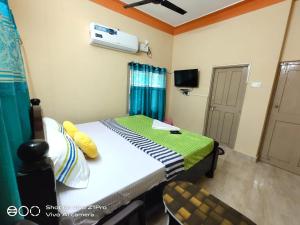 Postel nebo postele na pokoji v ubytování Vizag home stay guest house + 8 fotografií