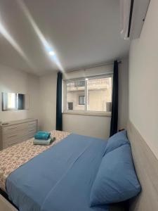 Ένα ή περισσότερα κρεβάτια σε δωμάτιο στο Sliema 2BDR Apartment Just Off Seafront