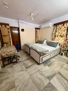 Ένα ή περισσότερα κρεβάτια σε δωμάτιο στο Aashvi Homes - 2BHK Apartment