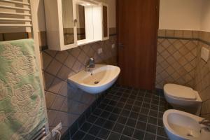 a bathroom with a sink and a toilet at Venticello Del Conero in Gli Angeli