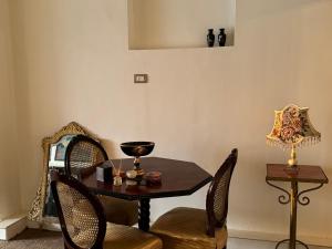 Un lugar para sentarse en Retro Nile View apartment