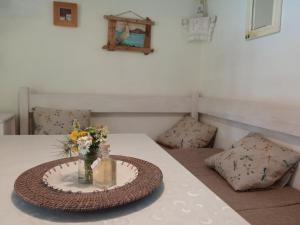 Posezení v ubytování Sea side house for two in a wilderness