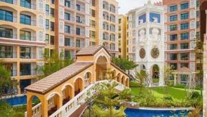 widok na dziedziniec budynku apartamentowego w obiekcie Venetian Signature Condo Pattaya w mieście Jomtien Beach