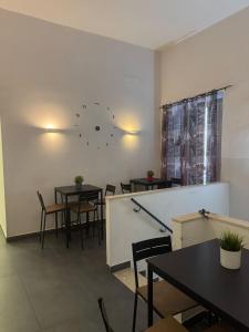 un comedor con mesas, sillas y una pared en International Hotels, en Nápoles
