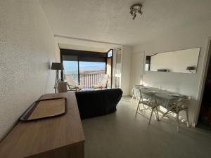 ein Wohnzimmer mit Sofa, Tisch und Stühlen in der Unterkunft Appartement à deux pas de la plage - Saint Pierre la Mer 6MDLM220 in Saint Pierre La Mer + 13 Fotos