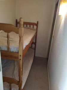 ein Schlafzimmer mit zwei Etagenbetten und einem Spiegel in der Unterkunft Appartement à deux pas de la plage - Saint Pierre la Mer 6MDLM220 in Saint Pierre La Mer