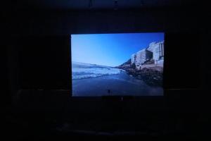 TV a/nebo společenská místnost v ubytování Sea Side Escape Villa