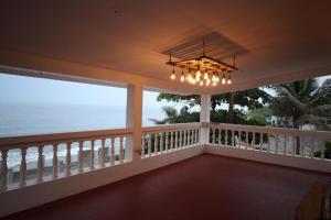 Balkón nebo terasa v ubytování Sea Side Escape Villa + 30 fotografií