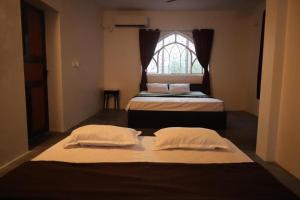 Postel nebo postele na pokoji v ubytování Sea Side Escape Villa