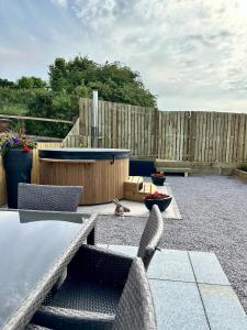 Balkón nebo terasa v ubytování Firth View 2 - Country Escape with Sea Views of Arran!