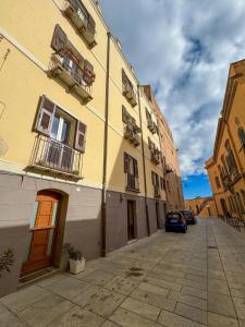 an alley with a building and a car parked next to it at Kalma - Universita Bastione Saint Remy in Cagliari