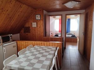 Kuchyň nebo kuchyňský kout v ubytování Aranyharmat Apartman Eu