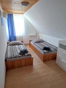 Postel nebo postele na pokoji v ubytování Aranyharmat Apartman Eu