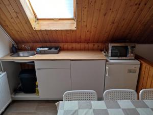 Kuchyň nebo kuchyňský kout v ubytování Aranyharmat Apartman Eu