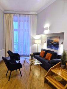 クラクフにあるAriadna - Pantheon Apartmentsのソファとテーブルのあるリビングルーム