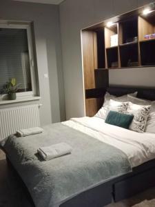 Ένα ή περισσότερα κρεβάτια σε δωμάτιο στο Apartament z Tarasem
