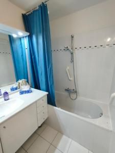 Un baño con bañera, lavabo y ducha. en Apartment with Pool Air Conditioning WiFi and Garage, en Collioure 13 fotos más