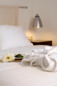 Cama ou camas em um quarto em Tharroe of Mykonos Boutique Hotel