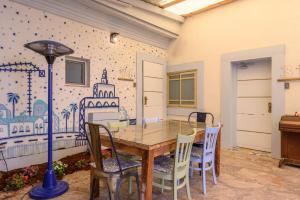 Tel-Aviv LALA Boutique Hotel的厨房或小厨房