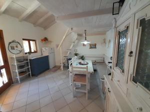 Kuchyň nebo kuchyňský kout v ubytování Sea side house for two in a wilderness