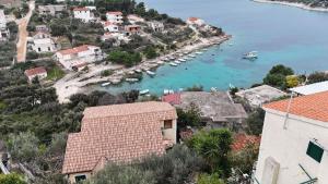 Blick auf einen Hafen mit Booten im Wasser in der Unterkunft Apartments Otjana in Sevid