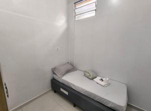a small room with a small bed with a window at kitnet Próximo ao Metro Conceição in Sao Paulo