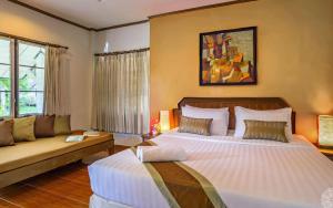 En eller flere senge i et værelse på Lanta Garden Hill Resort & Apartments + 142 billeder