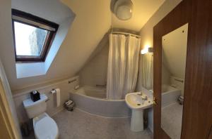Koupelna v ubytování Doune Braes Hotel + 37 fotografií