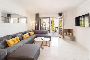 a living room with a couch and a table at WELCS CASA ADOSADA 215 EMP con piscina comunitaria in Roses