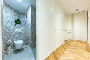 Ένα μπάνιο στο Luxury Rivoli 4 Bed 3,5 Bath by Hotel de Ville BHV +18 φωτογραφίες