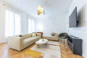 Μια τηλεόραση ή/και κέντρο ψυχαγωγίας στο Luxury Rivoli 4 Bed 3,5 Bath by Hotel de Ville BHV