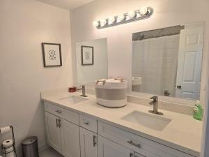 a bathroom with two sinks and a large mirror at Green Keys Ranch in Homestead +18 photos