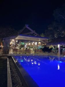 Bazén v ubytování Chellie Rose Resort Hotel nebo v jeho okolí