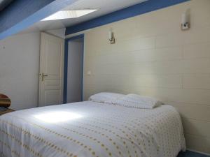 a bedroom with a bed with a white comforter at HOSSEGOR Entre lac et océan Résidence LES DUNES, villa patio pour 4 à 5 personnes in Hossegor