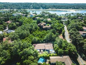 an aerial view of a town with trees and a river at HOSSEGOR Entre lac et océan Résidence LES DUNES, villa patio pour 4 à 5 personnes in Hossegor