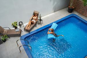 Bazén v ubytování Suite 4 Sloth - Pool&Beach 3 BR Condo nebo v jeho okolí