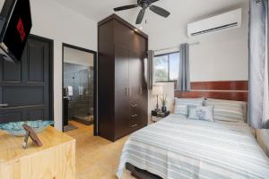 Postel nebo postele na pokoji v ubytování Suite 4 Sloth - Pool&Beach 3 BR Condo