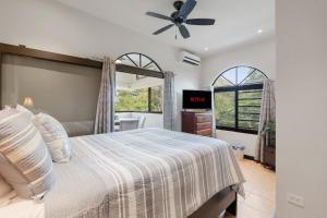 Postel nebo postele na pokoji v ubytování Suite 4 Sloth - Pool&Beach 3 BR Condo