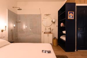 Tel-Aviv LALA Boutique Hotel客房内的一张或多张床位