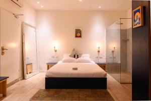 Tel-Aviv LALA Boutique Hotel客房内的一张或多张床位