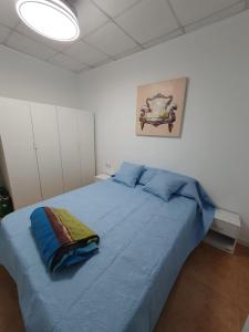 una camera da letto con un letto grande con un piumone blu di Peaceful 4-6 person holiday home with patio, close to all amenities a Torrevieja