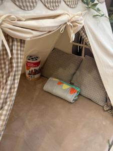 French Style Comfy Homestay Alor Setar 现代极简法式温馨民宿客房内的一张或多张床位