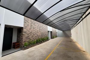 een hal met een bakstenen muur en een plafond bij Loft Encantador em Araxá in Araxá