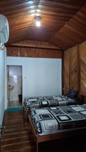 Postel nebo postele na pokoji v ubytování Lilys Nias Surf Camp