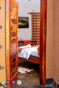 een open deur naar een slaapkamer met een bed bij Twalumba Resort & Village in Mwanachunga +7 foto's