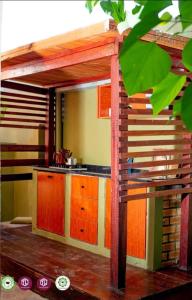 een keuken met houten kasten en een aanrechtblad bij Twalumba Resort & Village in Mwanachunga