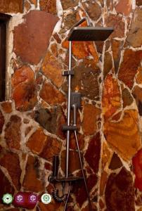 een camera op een statief tegen een stenen muur bij Twalumba Resort & Village in Mwanachunga