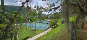 an overhead view of a tennis court in a park at Imperial Studio - Itaipava - Granja Brasil Resort in Petrópolis