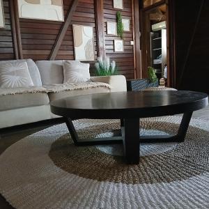 - Mesa de centro en la sala de estar con sofá en Tropik cosy art, en Petit-Bourg