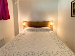 德沃吕伊Appartement rénové 6 pers, balcon, parking - FR-1-504-484的卧室里有一张床，床铺着白色的被子 更多8张照片